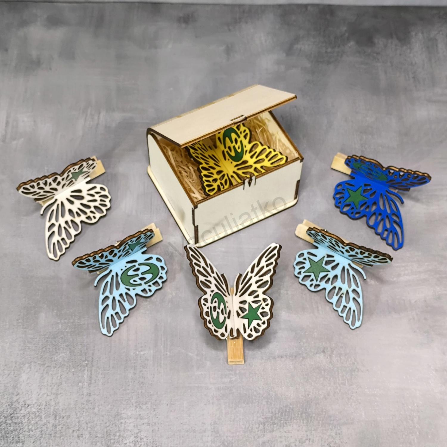 Drevený 3D motýľ 7cm, štipec, znak (F-žltá, lepený, hr.3mm, v08)