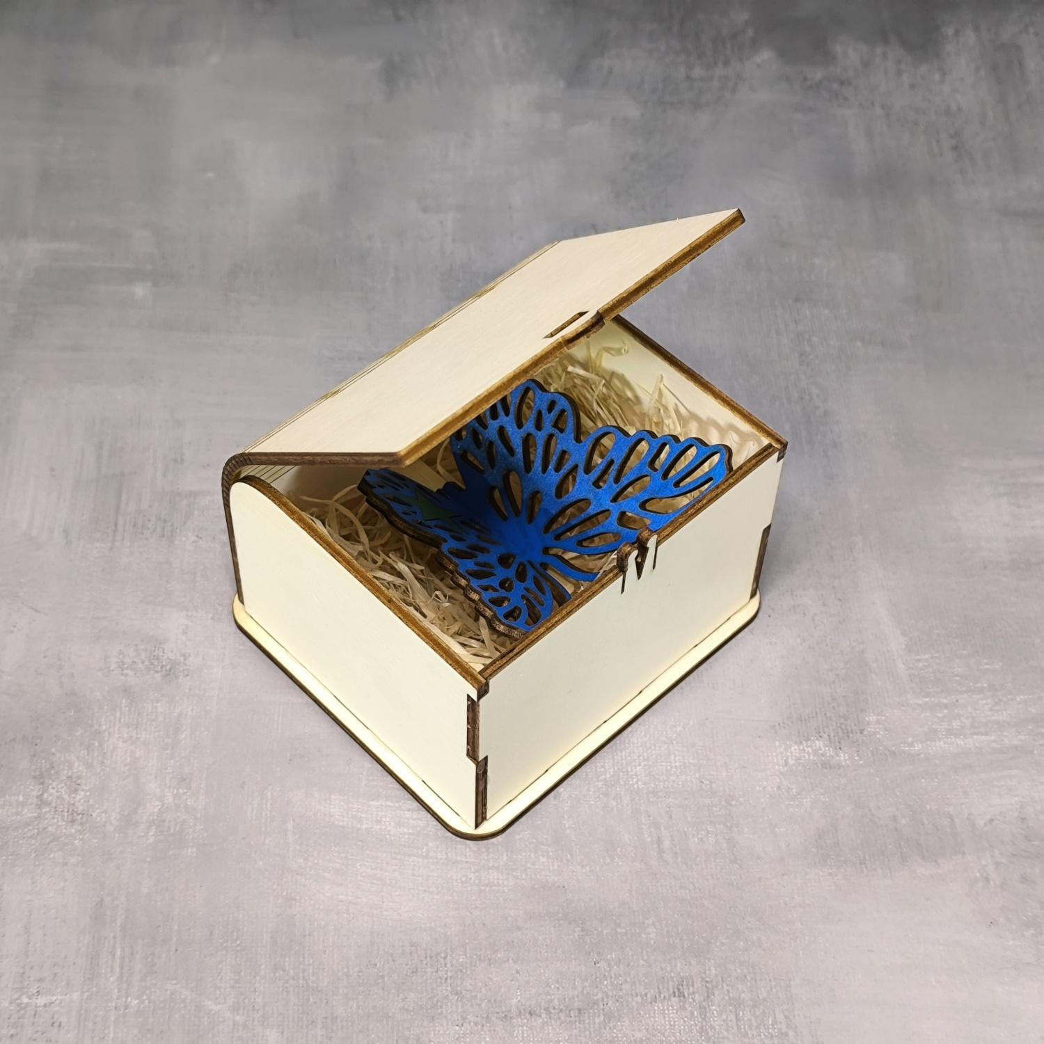 Drevený 3D motýľ 7cm, štipec, znak (F-žltá, lepený, hr.3mm, v08)