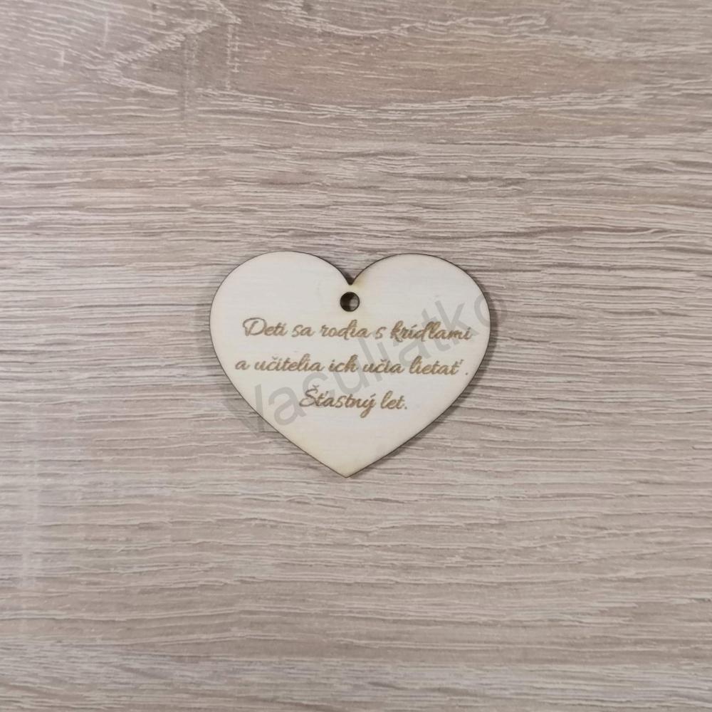 Drevený výsek - srdce 5,3x4,3cm (Deti... šťastný let)