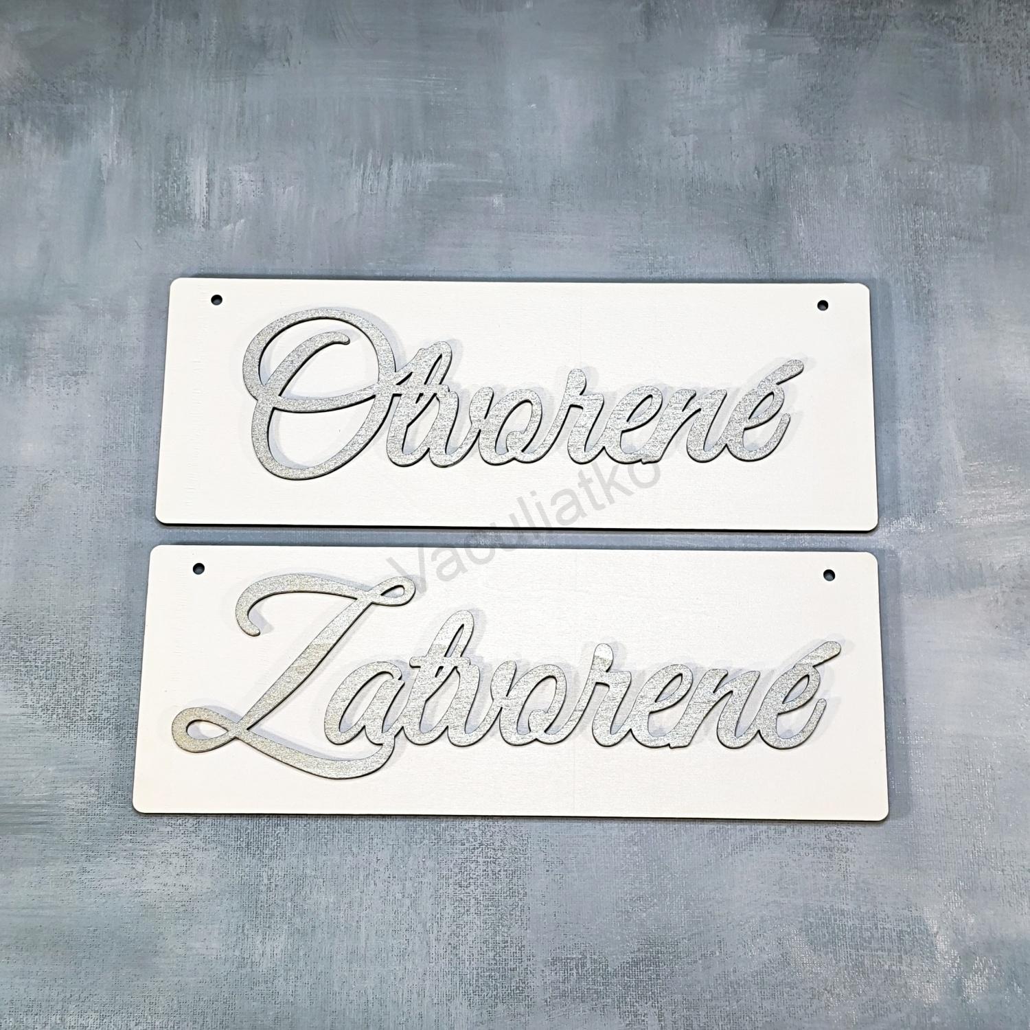 Drevená tabuľka biela 1ks - Otvorené / Zatvorené 30x11cm 2x dierka, hr. 5mm + 2x nápis hr. 3mm, pis., strieborný