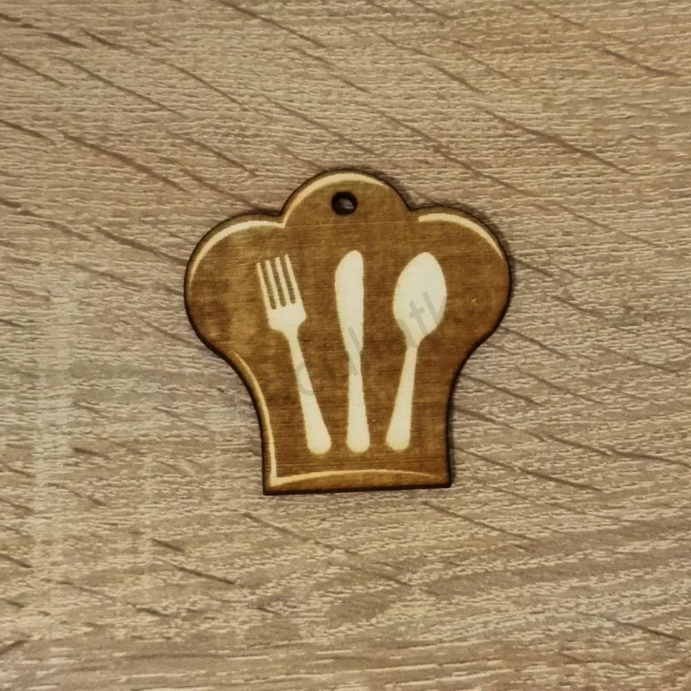 Drevený výsek - čiapka s príborom 5x5cm dierka